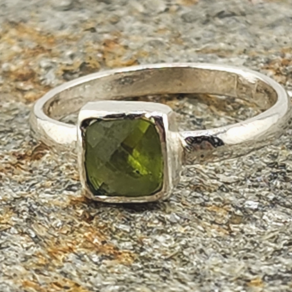 PERIDOT ROSECUT SOLITARY RING HANDMADE IN STERLING SILVER METAL SIZE 7.5 - Picture 2 of 5